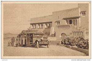 M M 130 /C P A   - BOU-SAADA  HOTEL DU CAID  L'ENTREE DE L'HOTEL (AUTOBUS)