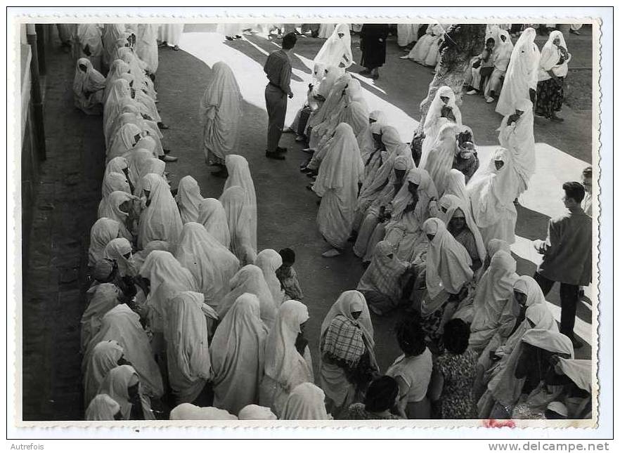 ALGERIE  MASCARA  SEPTEMBRE 1958  -  BAB ALI  L ECOLE DES FILLES  EN ATTENDANT DE POUVOIR VOTER   PHOTO