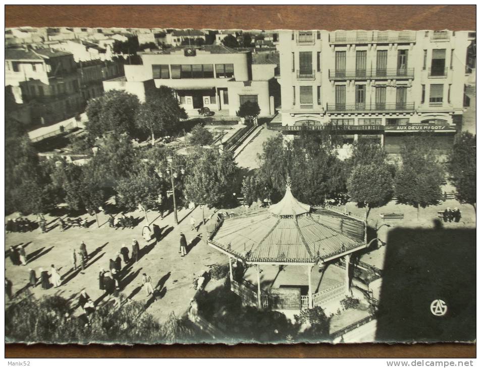 ALGÉRIE - MASCARA - La Place Gambetta. (Le Kiosque, les Commerces...) CPSM