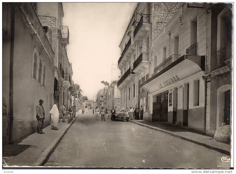 MASCARA.Algérie.Rue Carnot.Automobile.Citroën .Traction Avant.LE COLISEE.Uniformes.Casques coloniaux.Femmes Algériennes.