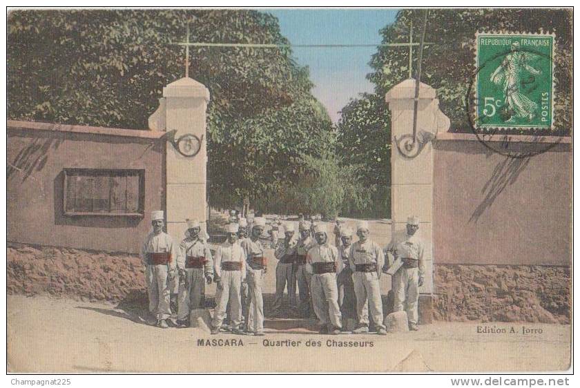 CPA ALGERIE MASCARA Quartier des Chasseurs Soldats Militaires carte toilée couleur 1913