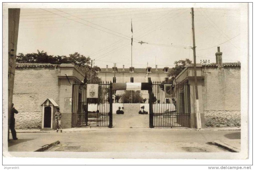 CPSM MASCARA (Algérie) Entrée de la caserne Boyer ALGERIE vitaminedz