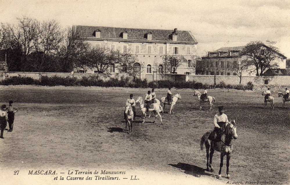 ALGERIE MASCARA   le terrain de manoeuvres et la caserne des tirailleurs    LL CPA