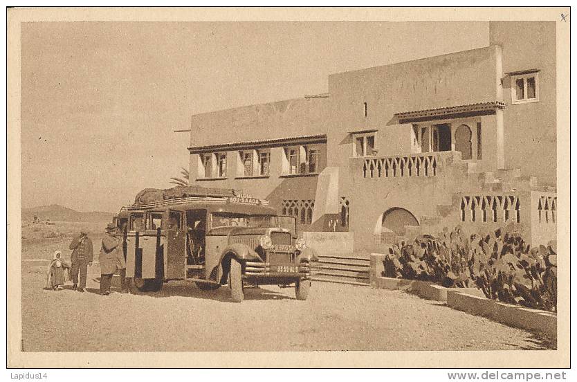 M M 130 /C P A   - BOU-SAADA  HOTEL DU CAID  L'ENTREE DE L'HOTEL (AUTOBUS)