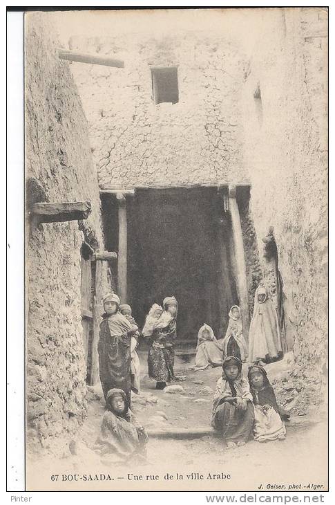 ALGERIE - BOU SAADA - Une rue de la ville Arabe