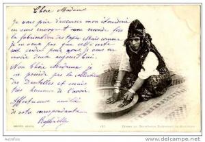 ALGERIE  FEMME DE BOU SAADA PREPARANT LE COUSCOUS