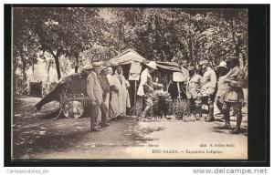 CPA Bou-Saada, Exposition Indigene, Besucher schauen auf die Pflanzen