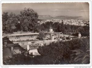 Bou-Saada  cité du bonheur, vue aérienne sur la piscine de la Transat, 1956, cliché Ray-Delvert, éd. C.I.M. n° 6