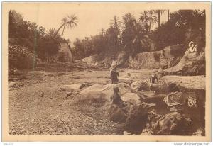 ALGERIE 119  CPA  BOU SAADA dans  l'oued     belle carte