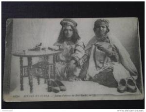 ALGERIE - Scènes et Types - JEUNES FEMMES de BOU-SAÂDA - correspondance du 30 décembre 1918 - salie (voir scans)