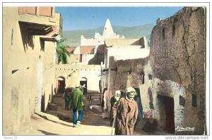 CPSM FORMAT CPA  -   BOU-SAADA  -   CITÉ DU BONHEUR    -  UNE RUE DU VIEUX QUARTIER