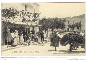 Carte Postale Ancienne Algérie - Bou Saada. Place du Marché. Ecoles