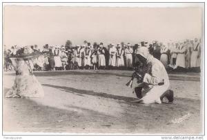 CARTE PHOTO BOU-SAADA - LA DANSE DU MOUCHOIR