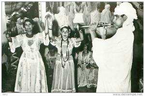 CPA         Bou   Saada   Danseuses  Ouled   Nails  et joueur de Raïta      H-398
