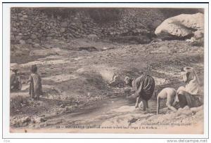 Algérie - BOU SAADA - Femmes arabes lavant leur linge à la rivière