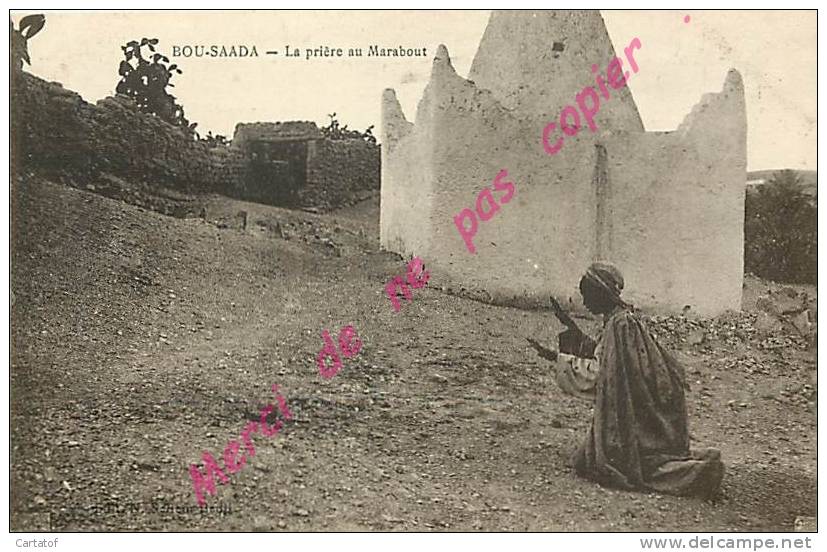 BOU SAADA .  La Prière au Marabout .  CPA animée .