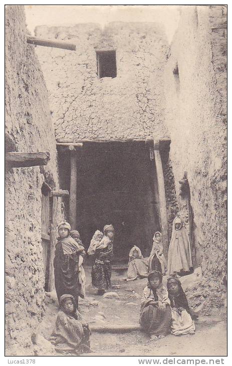 BOU SAADA / UNE RUE DE LA VILLE ARABE / TRES JOLIE CARTE / EDIT GEISER 67