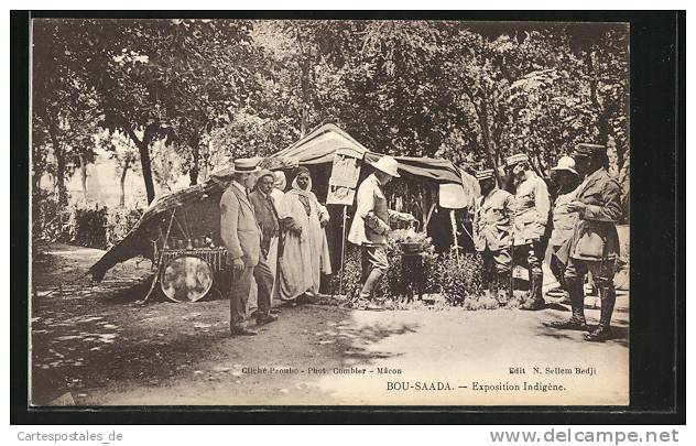CPA Bou-Saada, Exposition Indigene, Besucher schauen auf die Pflanzen