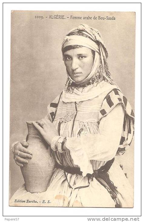 Algérie , Femme Arabe de Bou-Saada