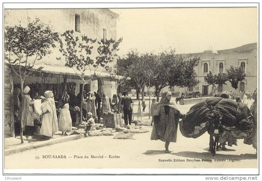 Carte Postale Ancienne Algérie - Bou Saada. Place du Marché. Ecoles