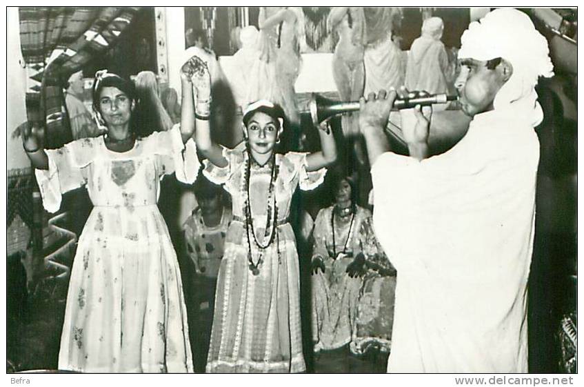 CPA         Bou   Saada   Danseuses  Ouled   Nails  et joueur de Raïta      H-398