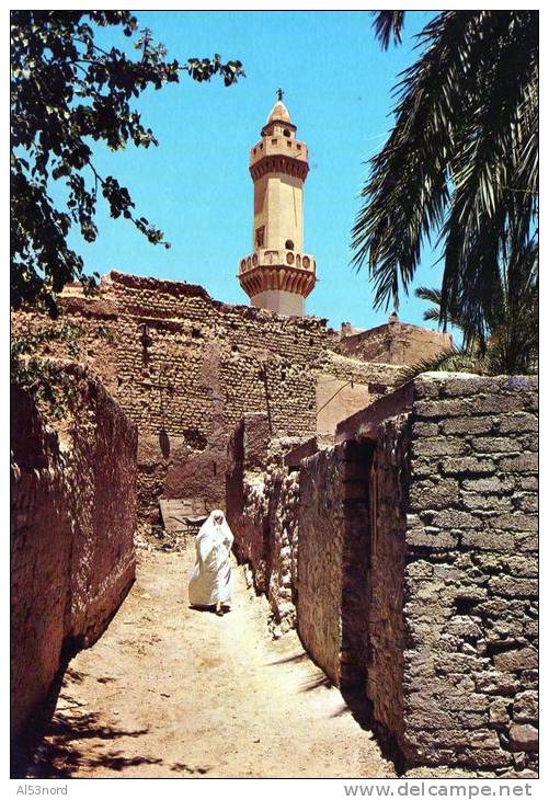 ALGERIE. BOU SAADA. RUE PITTORESQUE ET MINARET