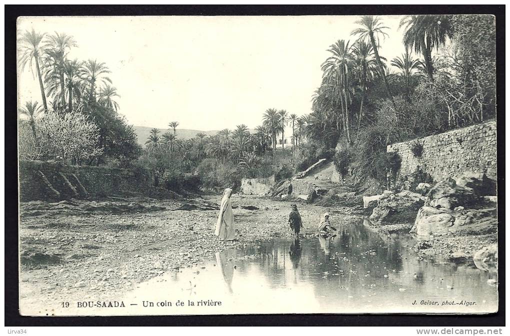 CPA ANCIENNE- ALGÉRIE- BOU-SAADA- UN COIN DE LA RIVIERE- BELLE ANIMATION-