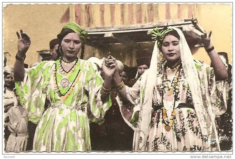 CPSM Bou-Saada . Cité du Bonheur  Danseuses Ouled-Naïls