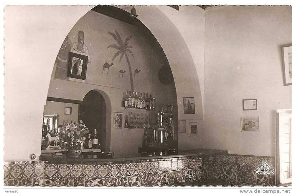 CPSM Algérie  Bou Saada . Hôtel Transatlantique Le Bar