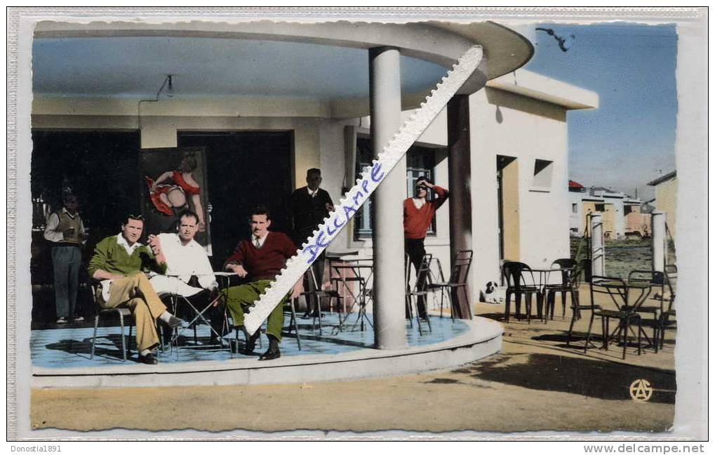 ALGERIE OUENZA Bar du Boulodrome ( derrière les consommateurs tableau de Fanny dévoilant son postérieur )