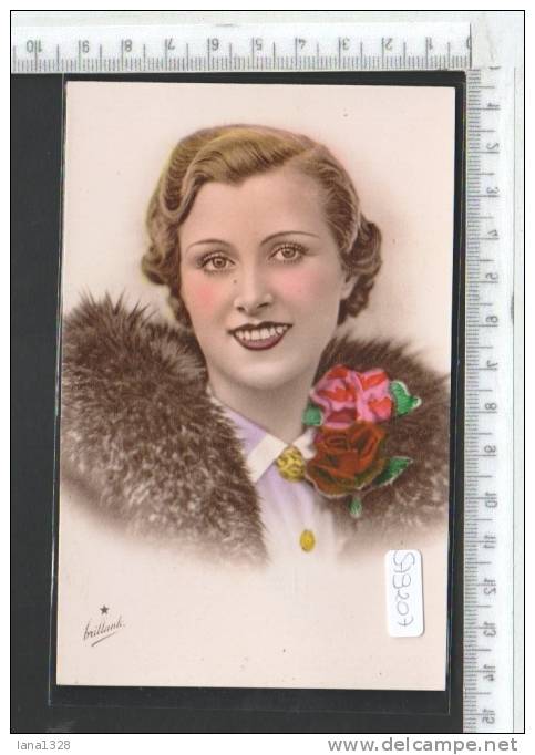 S79207 DONNE DONNA CON COLLO IN PELLICCIA E ROSE