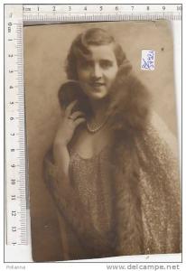 PO5792A# Fotografia DONNA con PELLICCIA - COLLO VISONE