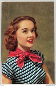 DONNA CON FOULARD AL COLLO