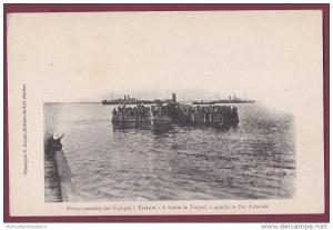BATEAU GUERRE - 100513 -  TARENTE - Embarquement des troupes - à droite le TIMGAD à gauche le DUC D'AUMALE
