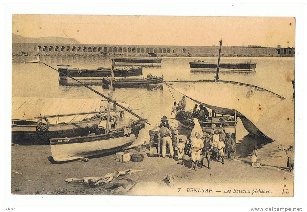 Beni_Saf      les bâteaux pêcheurs très belle animations.