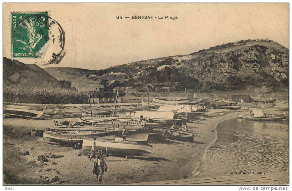 ALGERIE - BENI-SAF - BATEAUX SUR LA PLAGE