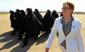 La ministre de la Culture Khalida Toumi  marche avec Azam Farahi (3e à gauche), épouse de M. Ahmadinejad le président iranien Mahmoud,