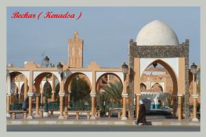 Place du vieux ksar de kénadza à l'arrière plan le Minaret de kénadza