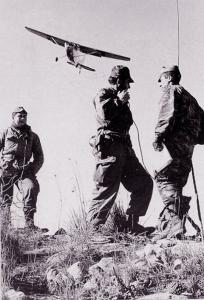 En cours d'opération, le Piper est en contact Radio en permanence avec les troupes au sol.