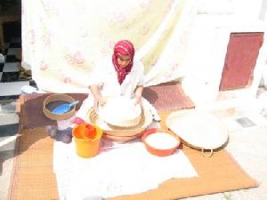 المراة الشاوية واعمالها المنزلية---تحضير الكسكس--