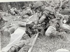 un groupe de soldats français tombé dans une embuscade .