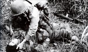 un groupe de soldats français tombé dans une embuscade .