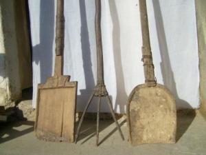 Herse en bois et planchettes