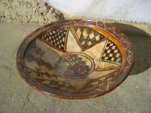 Assiette en terre cuite avec motifs berbères