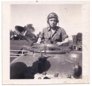 un soldat français dans son char