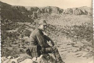 عسكري فرنسي يبكي حظه بجبل شلية