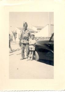 جندي فرنسي مع طفل في مدينة الحامة