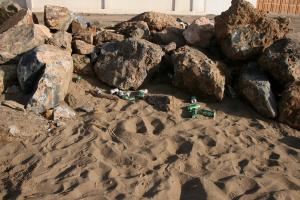 Cannettes de bieres à la plage du Puits à Beni Saf