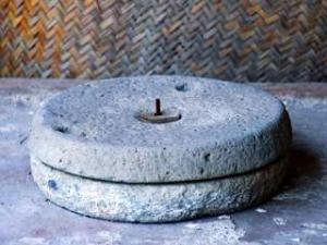 الرحى او المطحنة --الة بدائية-----