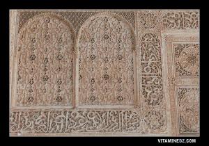 Détails des frises décorant l'entrée de la mosquée de Sidi Boumediene